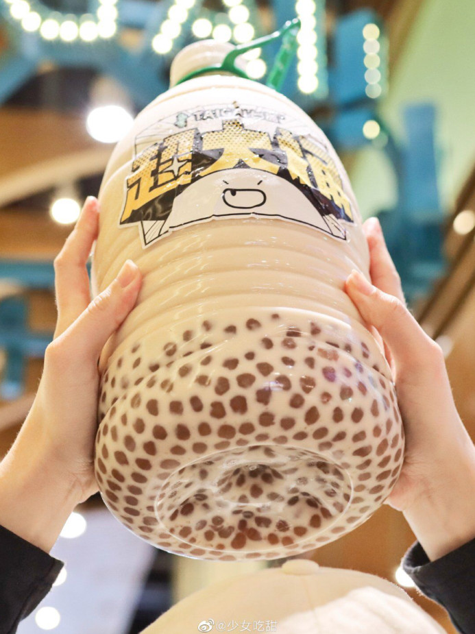 台盖奶茶超大桶，4.5L巨型珍珠奶茶全家桶，88块一桶！