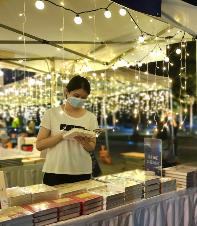 音乐·美食·夜读 | 8月的夏日，中心书城邀你赴一场夜读之约！