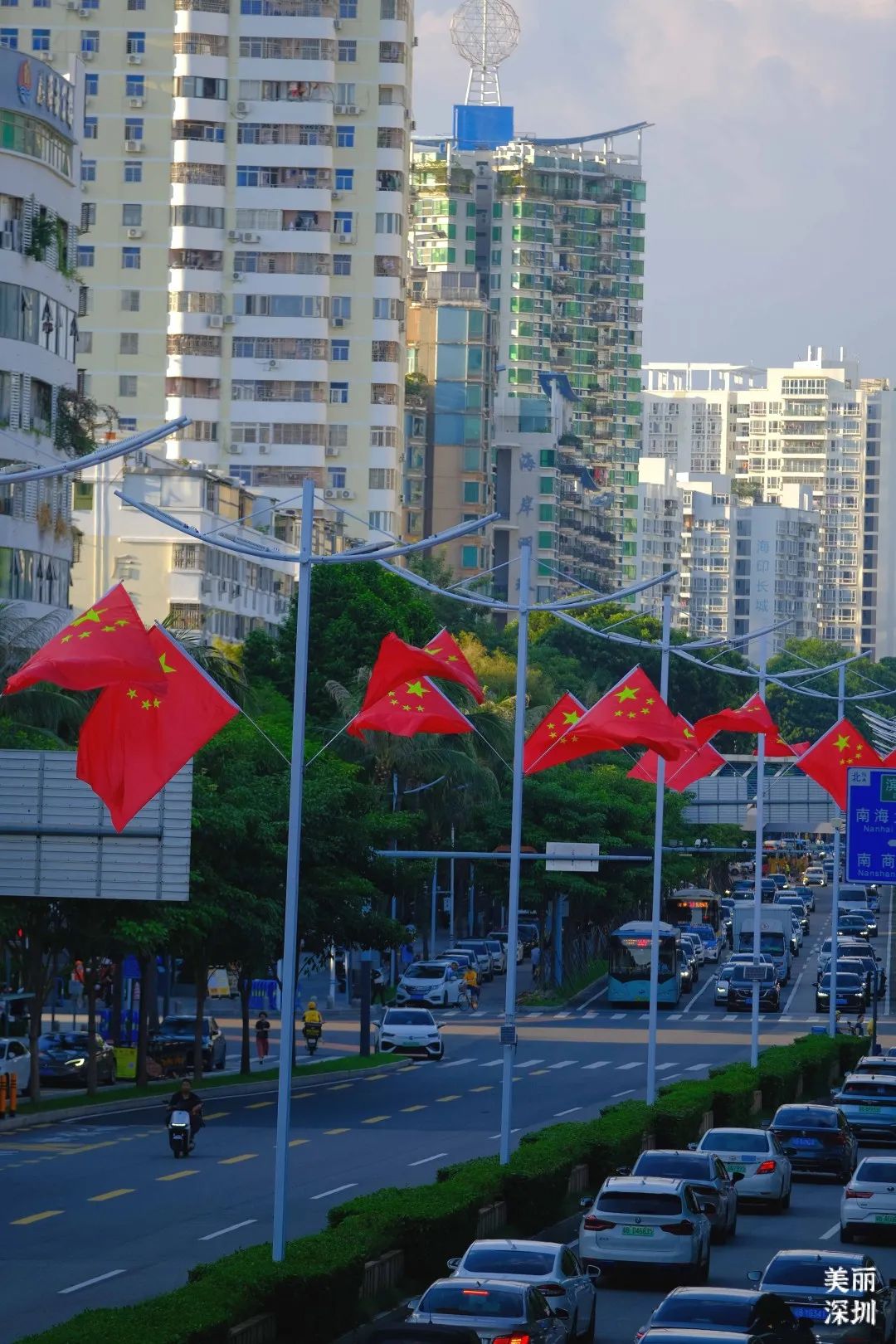 国旗飘扬，灯光表演，美丽深圳邀您留下来共度双节！