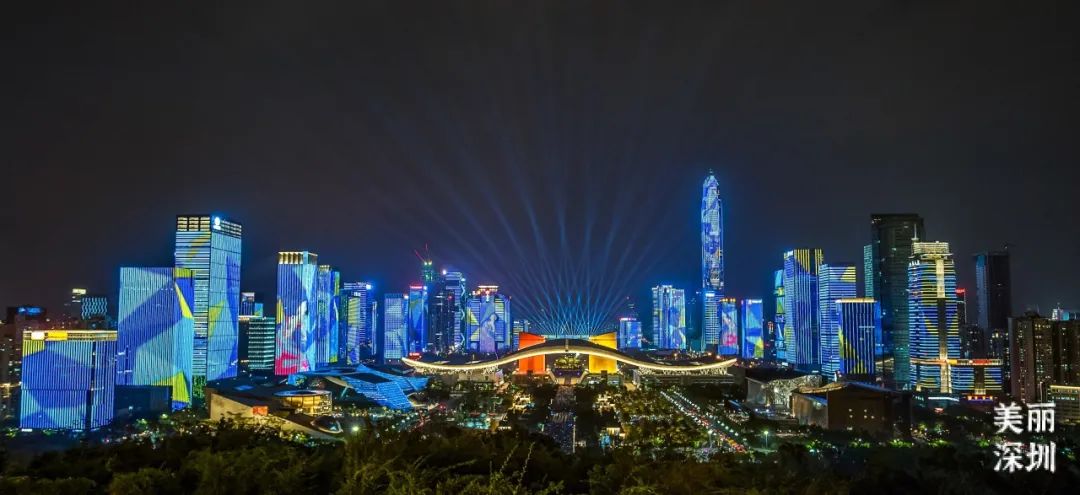 国旗飘扬，灯光表演，美丽深圳邀您留下来共度双节！