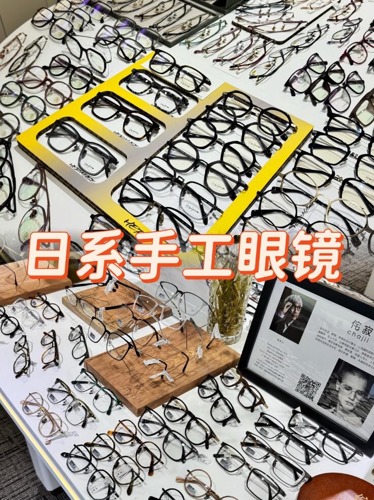 【易视界眼镜工厂直销】提供全面的视力检查服务，专业定制蔡司、豪雅、依视路、明月、万新、柯达等知名品牌镜片！
